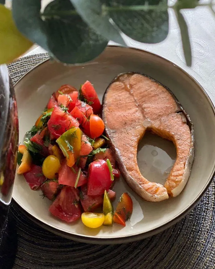 Червона риба з овочевим салатом Червона риба з овочевим салатом