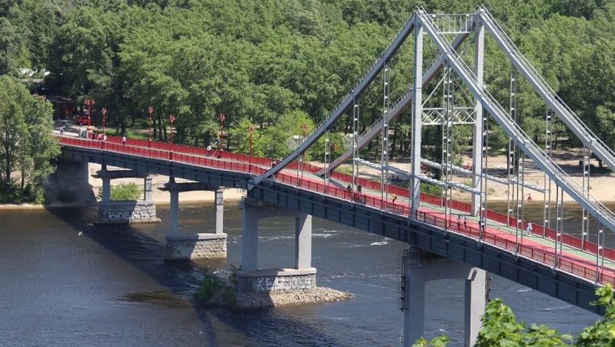На Пешеходный мост в Киеве залезла девушка На Пешеходный мост в Киеве залезла девушка