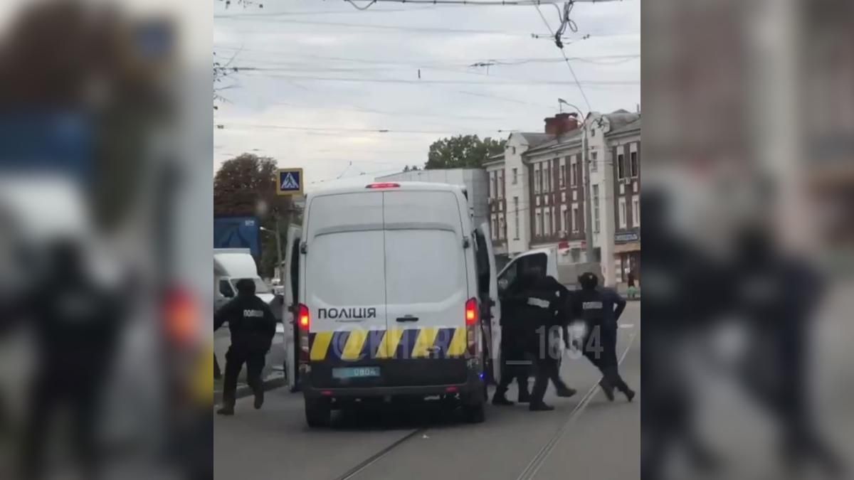 Прострелили окна и положили на землю: на дороге в Харькове сняли жесткое задержание Прострелили окна и положили на землю: на дороге в Харькове сняли жесткое задержание