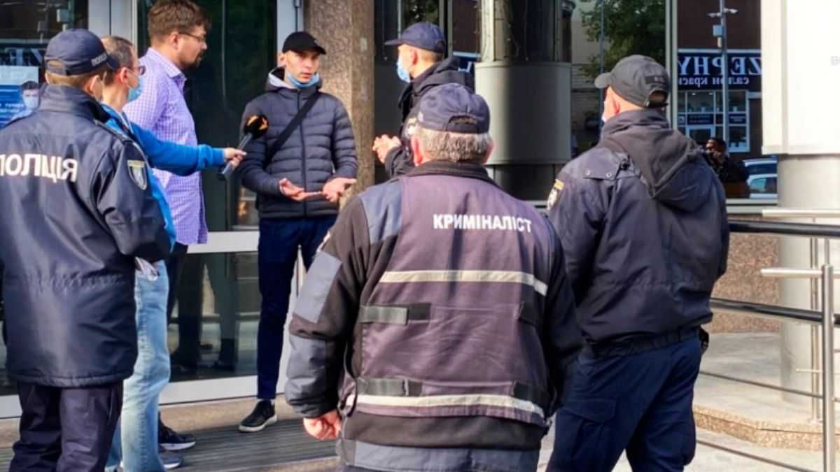 Журналісти "Схем" відновили видалені кадри нападу на них в "Укрексімбанку" - Гарячі новини - 24 Канал Журналісти "Схем" відновили видалені кадри нападу на них в "Укрексімбанку" - Гарячі новини - 24 Канал