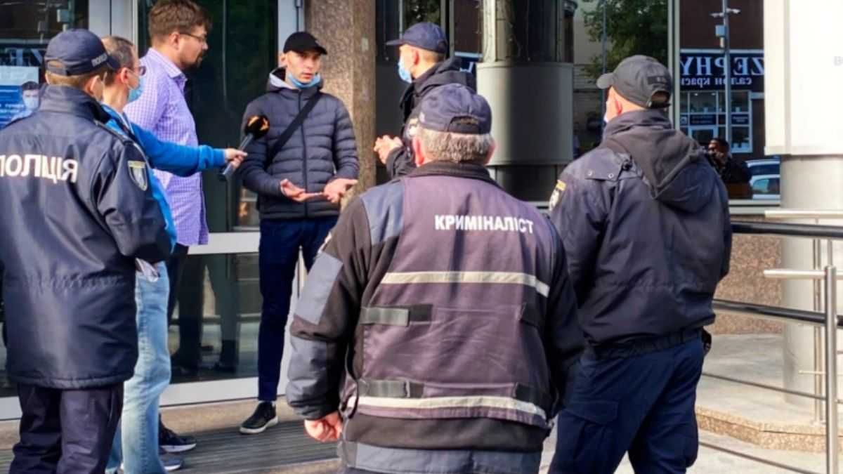 Журналісти "Схем" відновили видалені кадри нападу на них в "Укрексімбанку" - Гарячі новини - 24 Канал