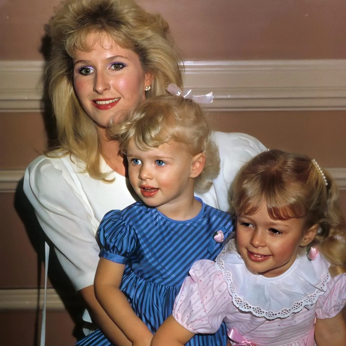 Періс Гілтон з мамою і молодшою сестрою