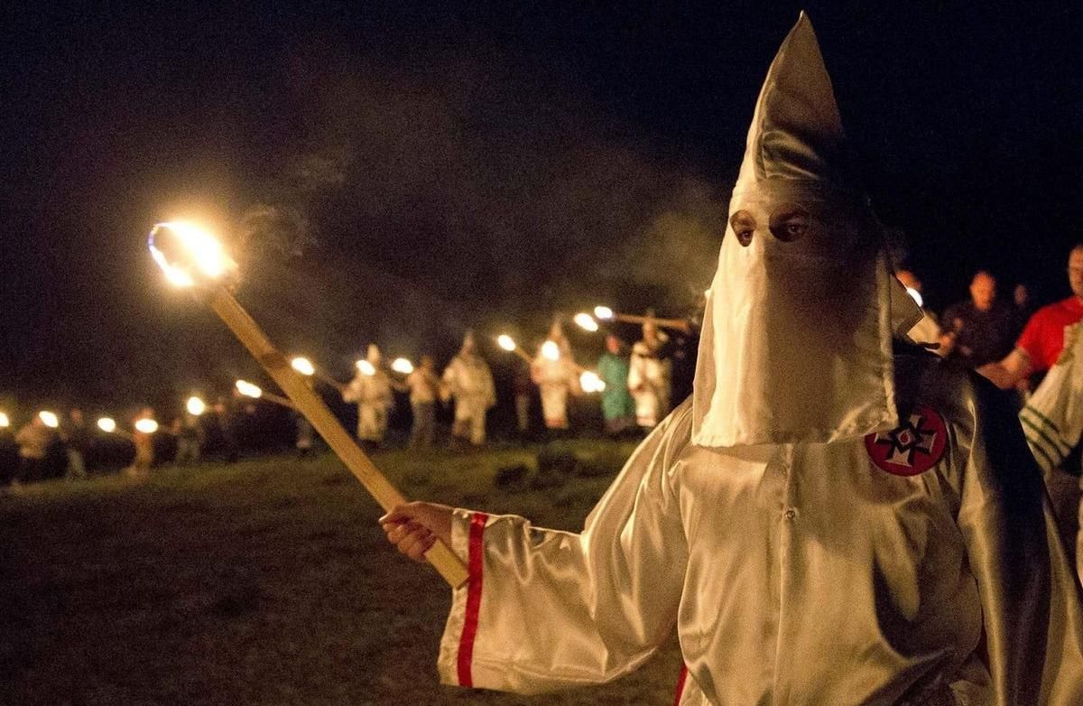 Будут судить за терроризм: в США темнокожая женщина выдавала себя за члена Ку-клукс-клана Будут судить за терроризм: в США темнокожая женщина выдавала себя за члена Ку-клукс-клана