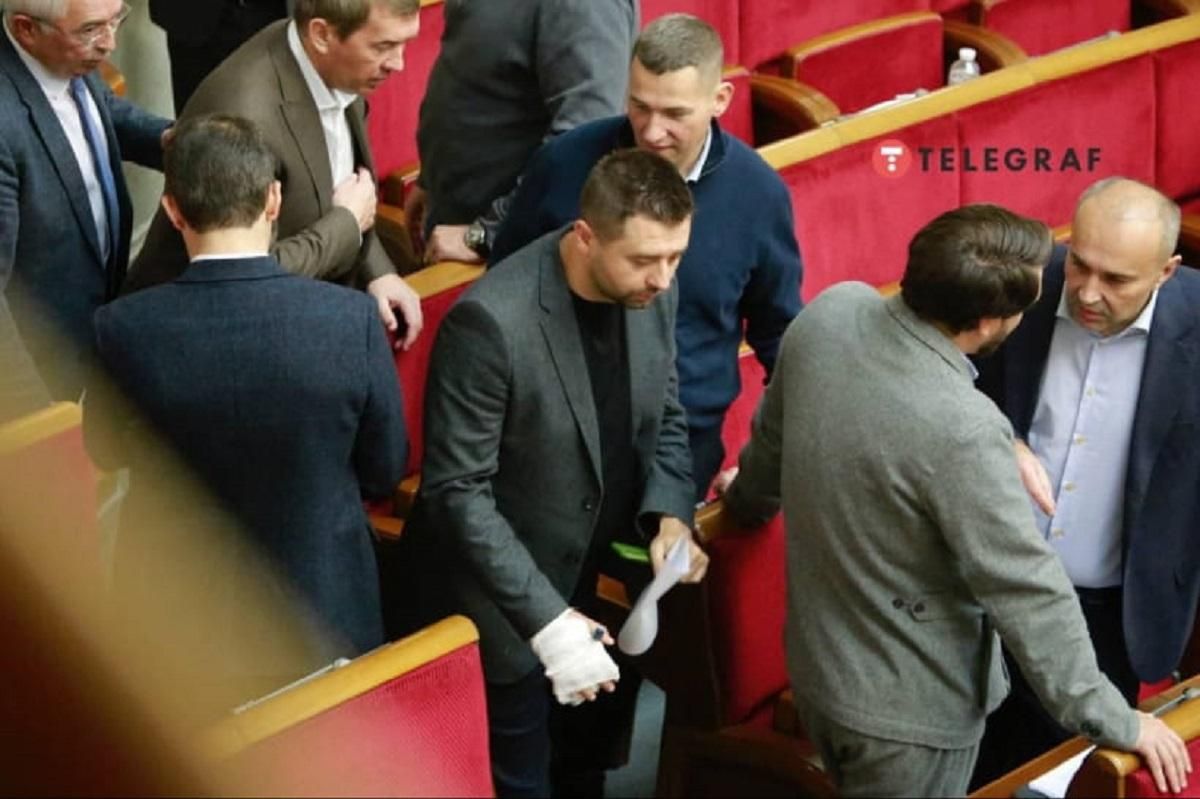 Катался на багги, – Давид Арахамия объяснил, как сломал руку Катался на багги, – Давид Арахамия объяснил, как сломал руку