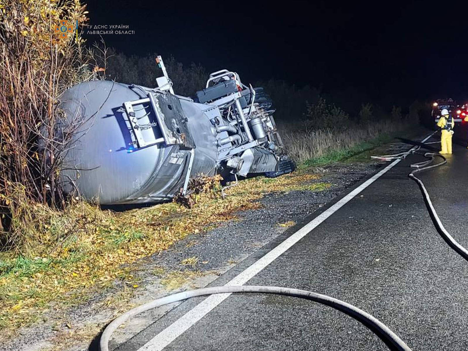 На трассе Ковель – Жолква перевернулся бензовоз: водитель получил химические ожоги На трассе Ковель – Жолква перевернулся бензовоз: водитель получил химические ожоги