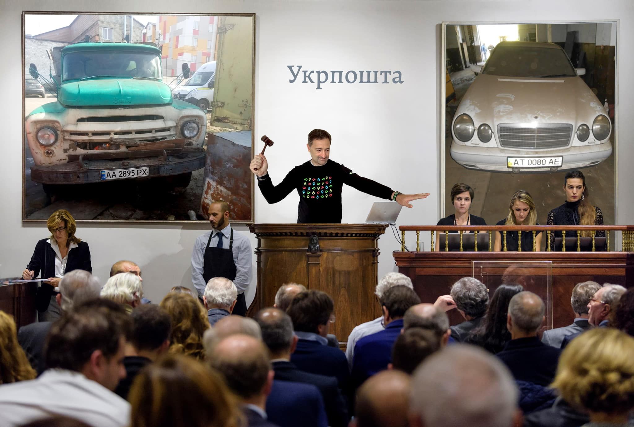 Без коліс, вікон та фар: Укрпошта розпродає 1 600 старих автівок – вражаючі фото - Новини економіки України - Економіка