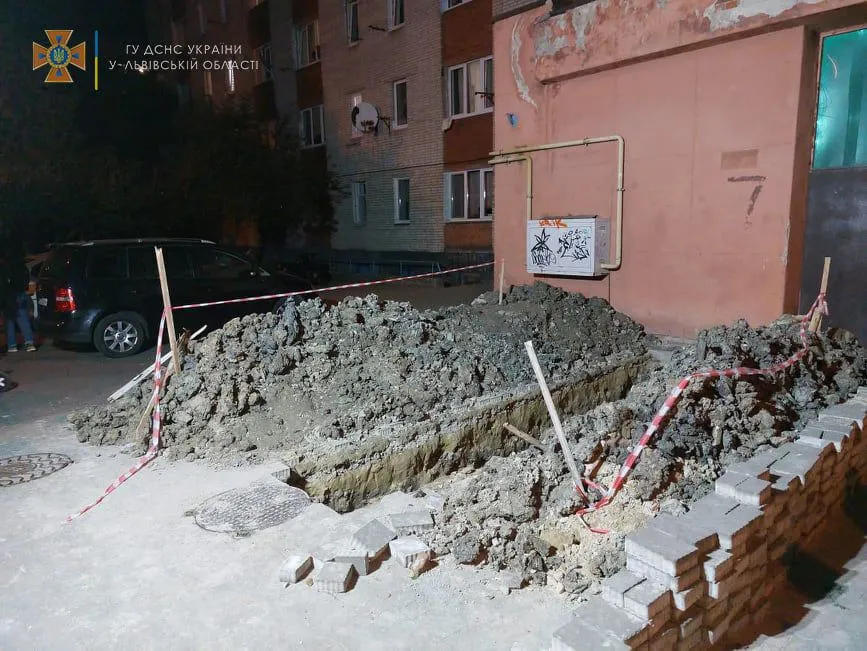 У Львові чоловік впав у 2-метрову яму: фото з місця події