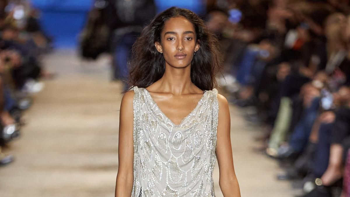 Сочетание прошлого и настоящего: Louis Vuitton показал в Лувре новую коллекцию одежды