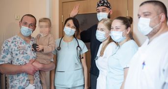 В "Охматдиті" врятували 2-річну дівчинку після відмови нирок, легень і серця: зворушливі фото