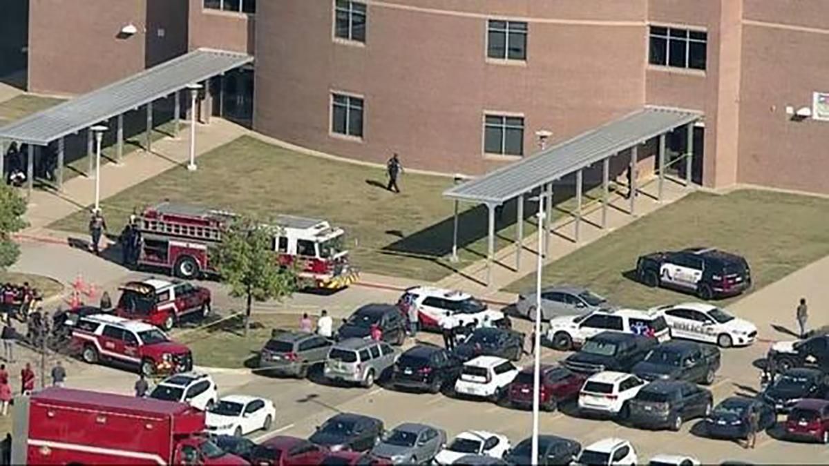 Неизвестный устроил стрельбу в школе в Техасе: есть пострадавшие – видео с места происшествия