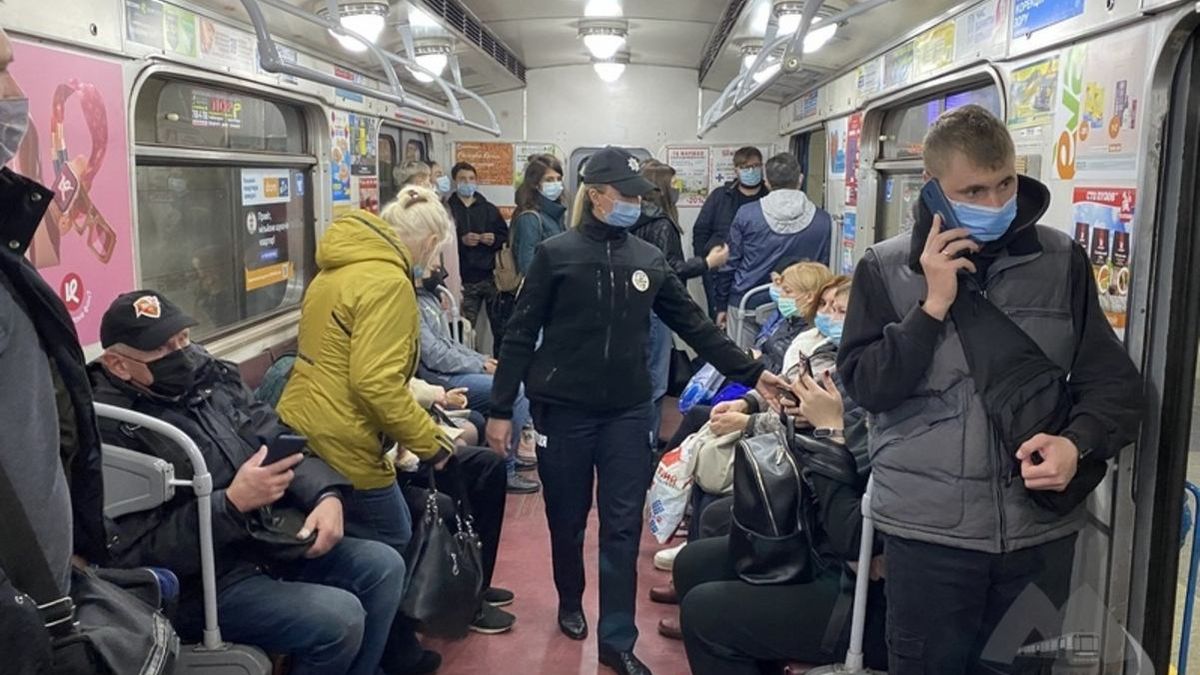 В харьковском метро проверяют соблюдение масочного режима