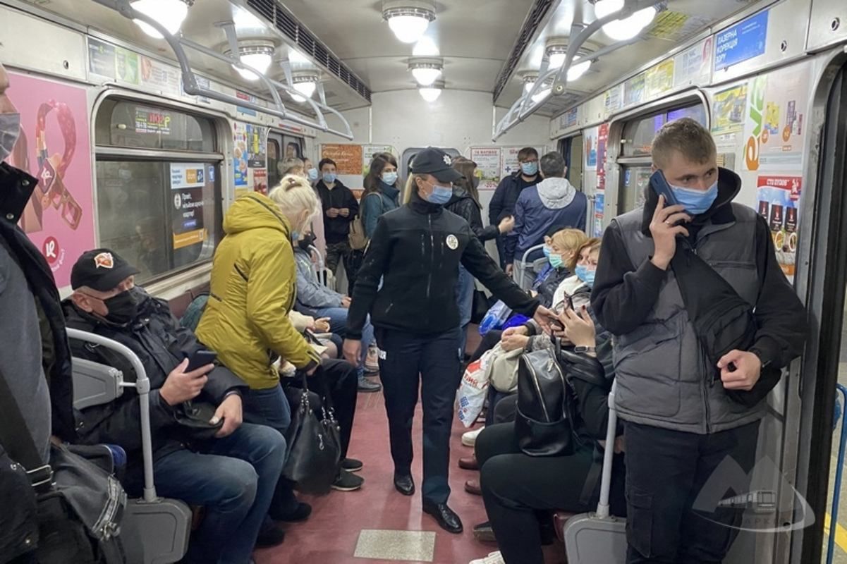 В харьковском метро проверяют соблюдение масочного режима