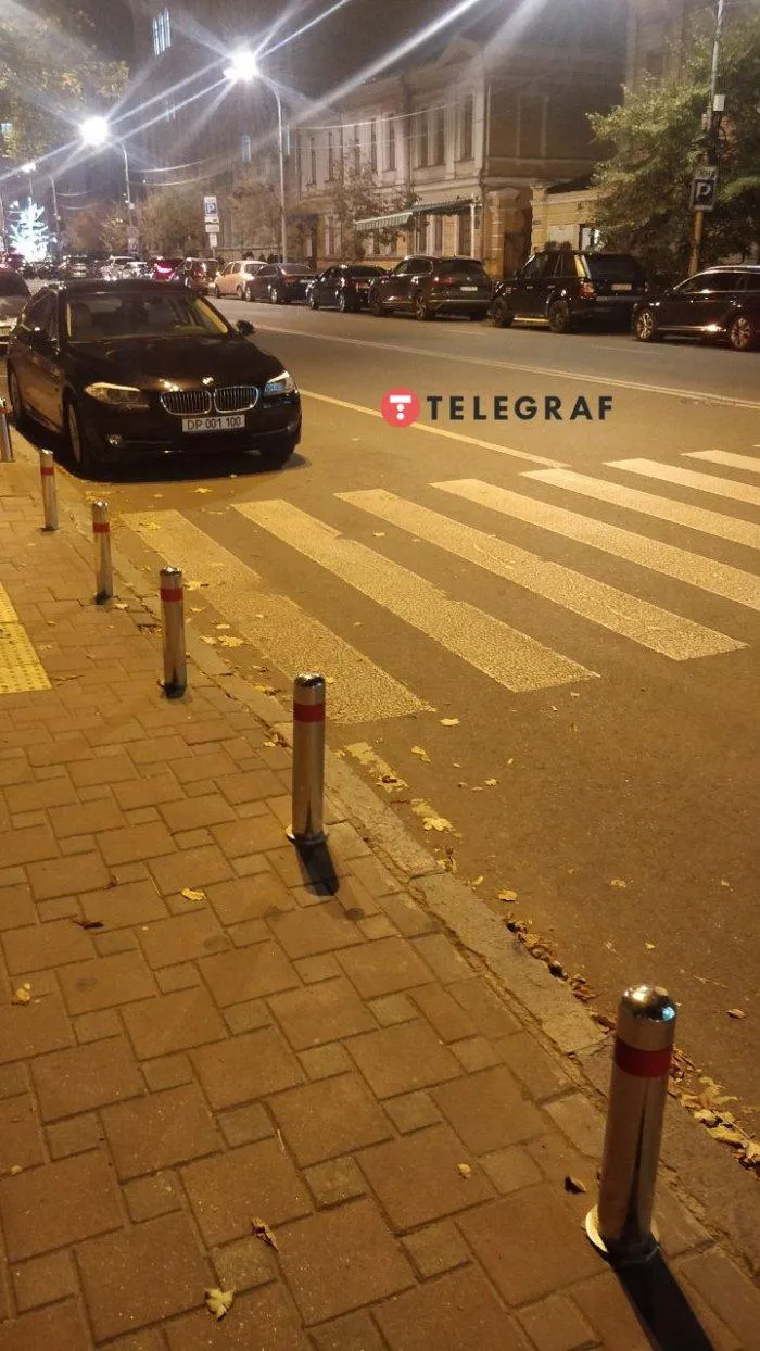Дипломат РФ порушив правила паркування на Володимирській у Києві, він поставив BMW біля переходу