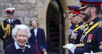 Королева Елизавета II в синей одежде позировала в Виндзорском замке: новые фото Ее Величества