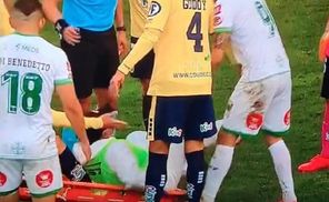 Врач не устоял на ногах и дважды упал на футболиста, который лежал на носилках: курьезное видео