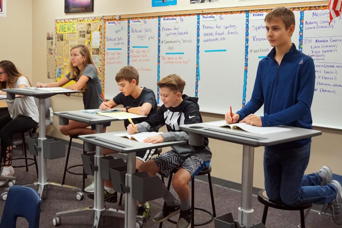 Во львовских школах установили парты, за которыми можно работать стоя Во львовских школах установили парты, за которыми можно работать стоя