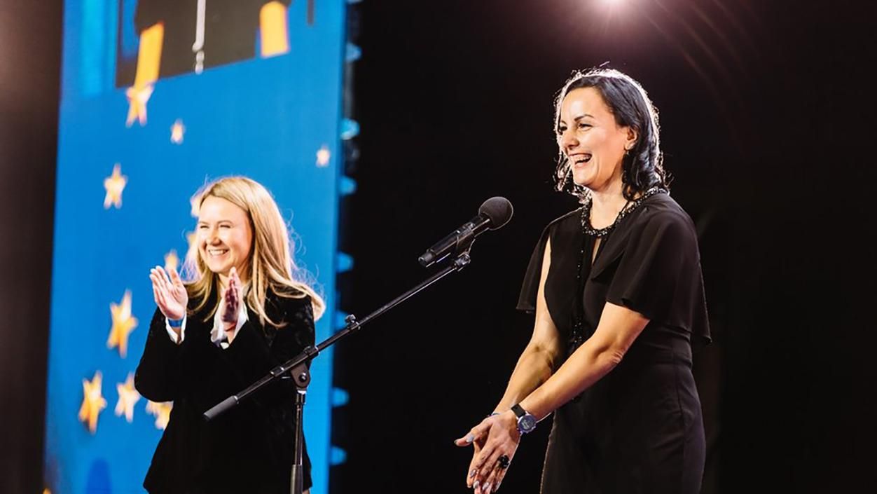 Лучшая учительница физкультуры на призовые деньги купит спортивный инвентарь для школы Лучшая учительница физкультуры на призовые деньги купит спортивный инвентарь для школы