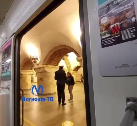 На Золотих воротах працівник метро вигнав з вагону дівчину, вона була без маски