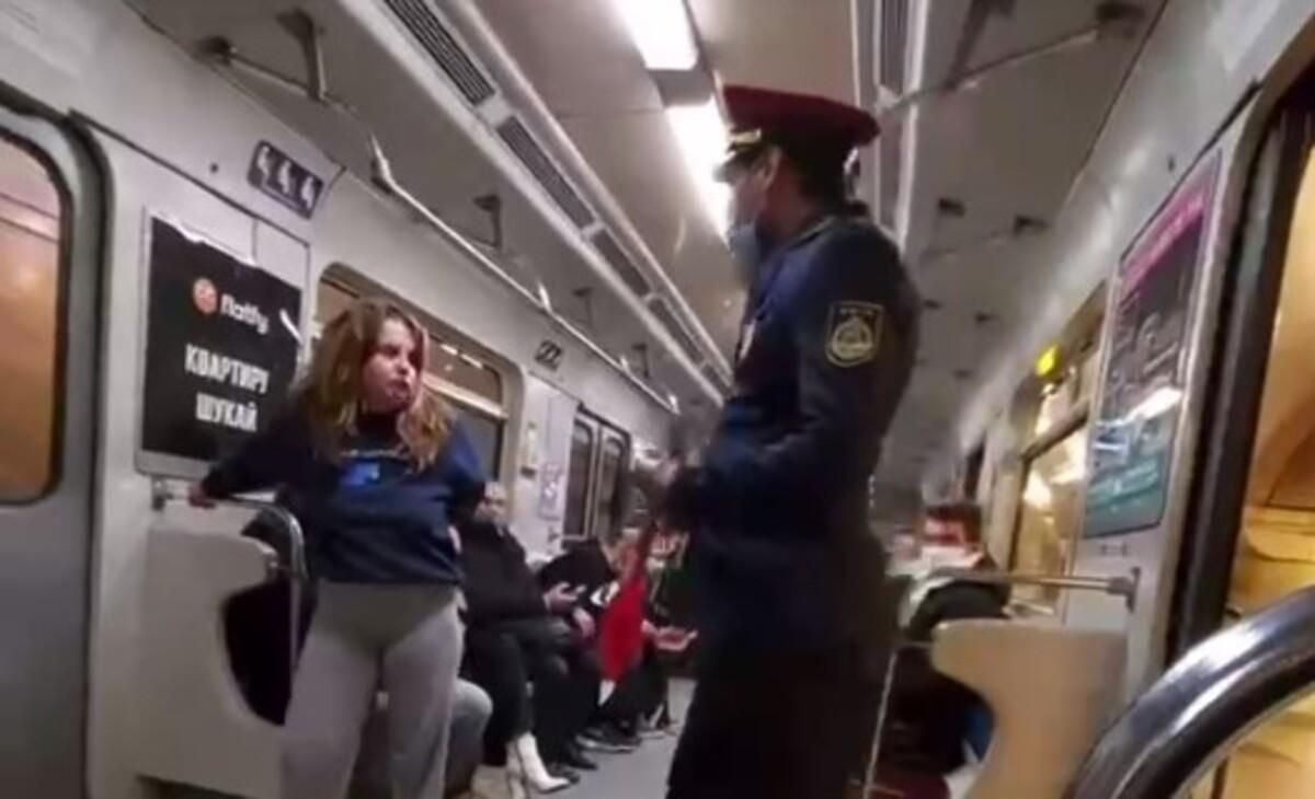 Сотрудник метро выгнал из вагона дерзкую пассажирку без маски: видео инцидента Сотрудник метро выгнал из вагона дерзкую пассажирку без маски: видео инцидента