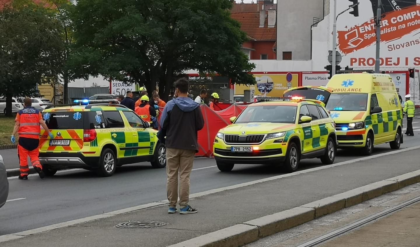 Отбросило на 7 метров: в Чехии водитель Audi насмерть сбил 15-летнюю девушку со Львовщины Отбросило на 7 метров: в Чехии водитель Audi насмерть сбил 15-летнюю девушку со Львовщины