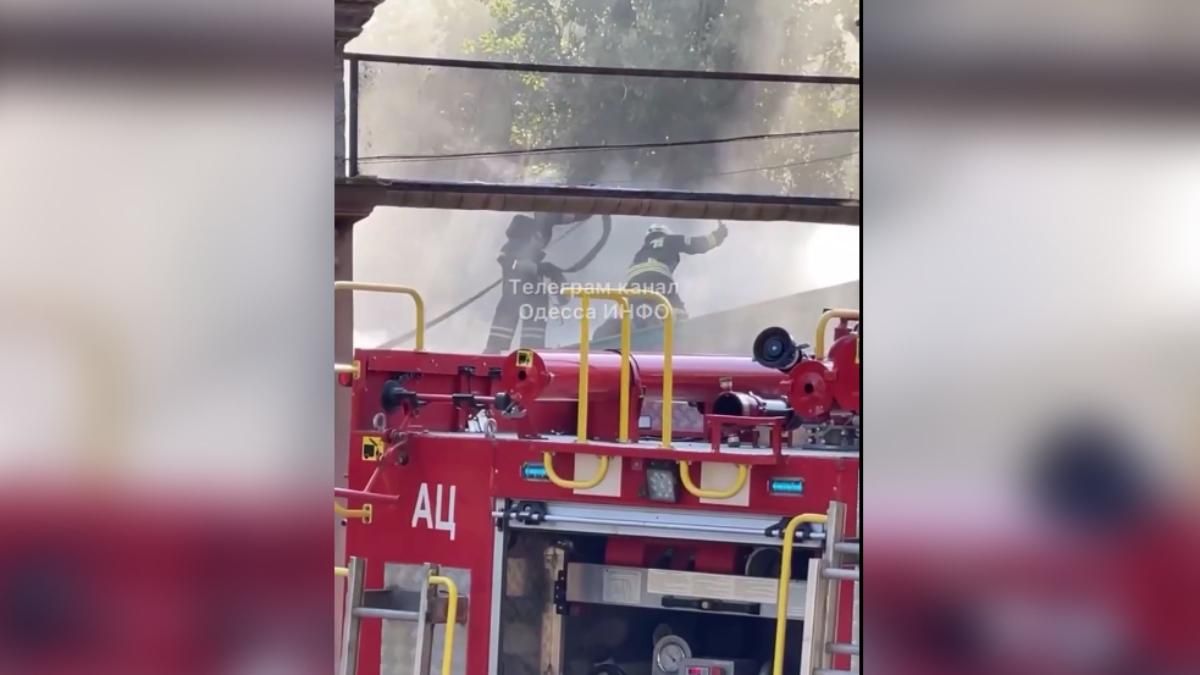 Вспыхнуло здание приемной комиссии Одесского вуза: видео с места пожара Вспыхнуло здание приемной комиссии Одесского вуза: видео с места пожара