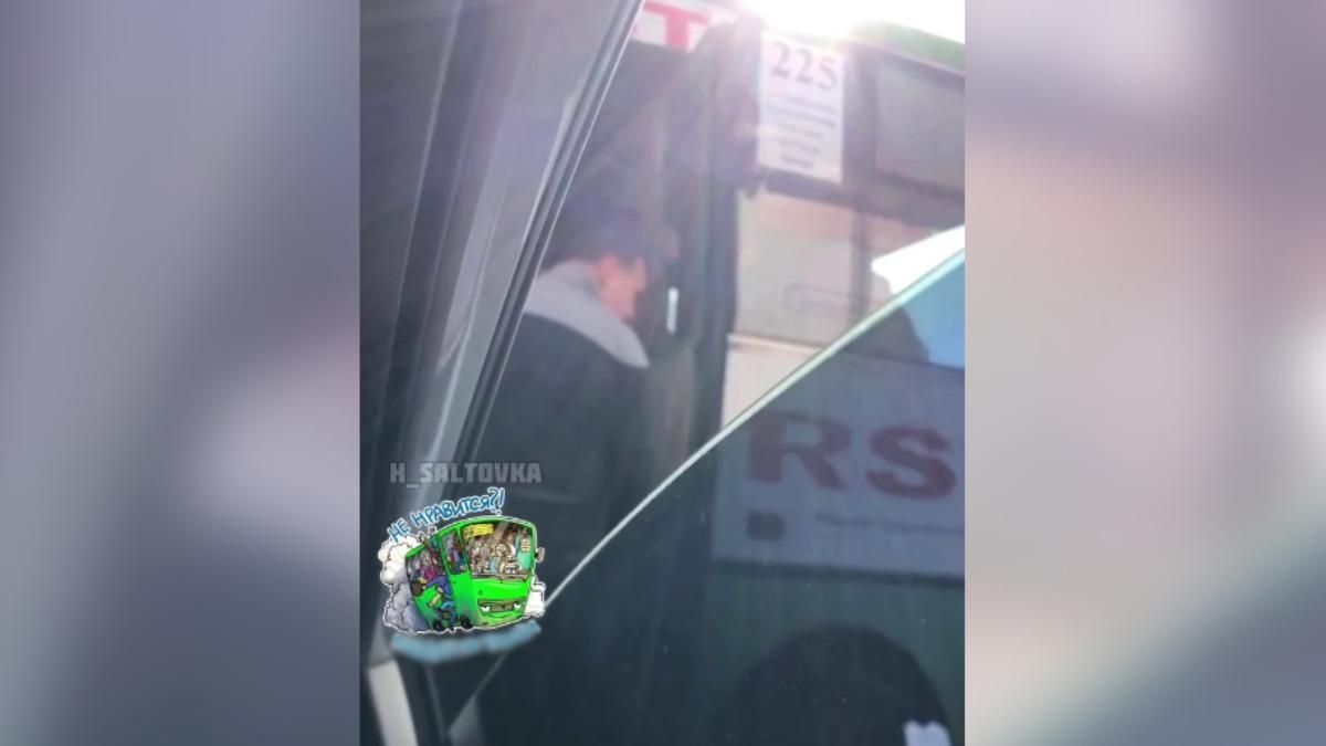 Маршрутник випорожнювався у склянку: зняли курйоз водія харківської маршрутки - 24 Канал Маршрутник випорожнювався у склянку: зняли курйоз водія харківської маршрутки - 24 Канал