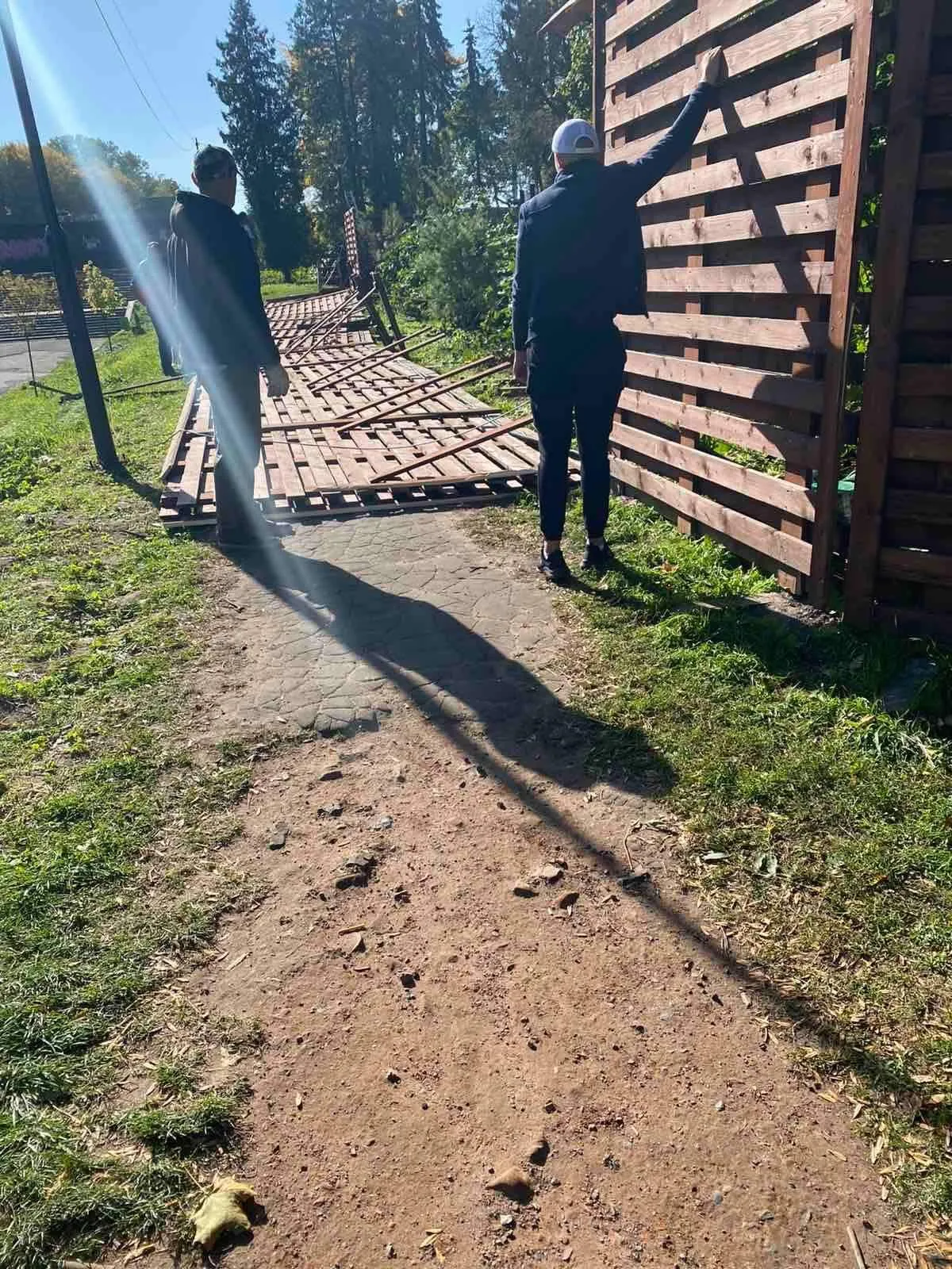 У львівському Парку культури на жінку впав паркан: вона очікує на складну операцію