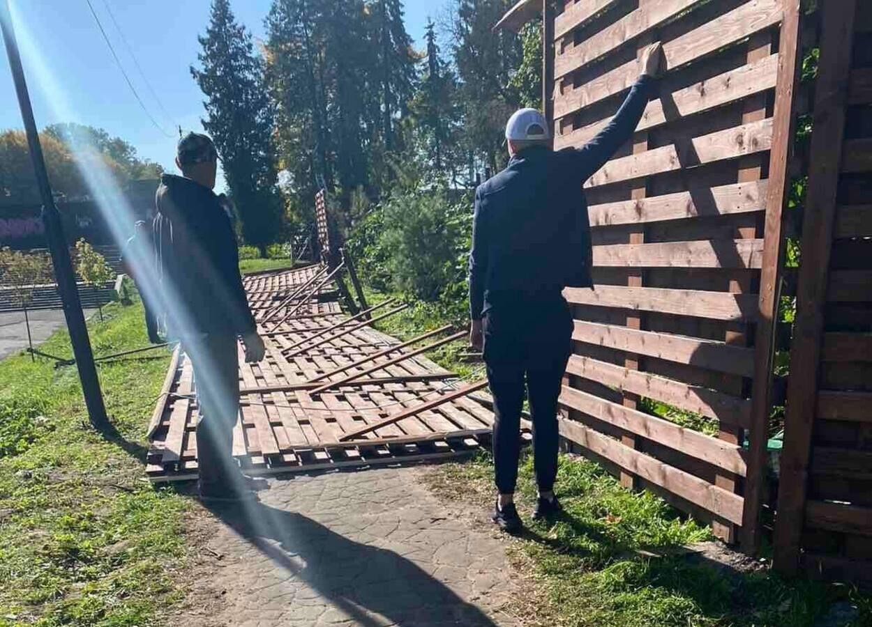 Во Львовском парке на женщину упал 2-метровый забор: она ожидает сложной операции