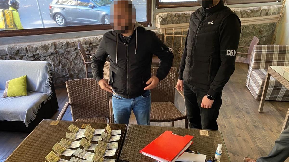 Требовал деньги с бизнесменов: в Киеве на взятке погорел начальник департамента КГГА