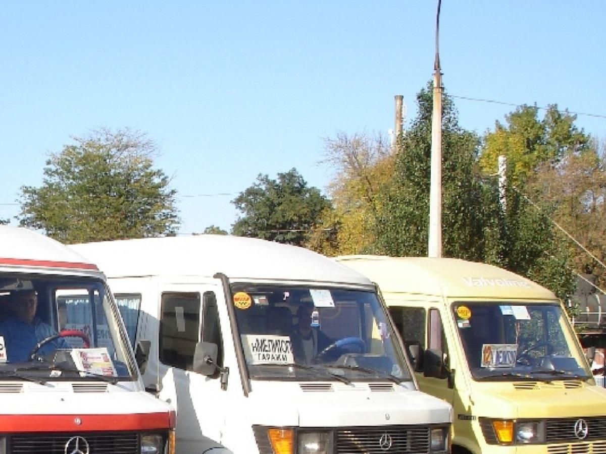 Выгнали из трех маршруток: в Мелитополе отказались везти школьницу, требуя COVID-справку