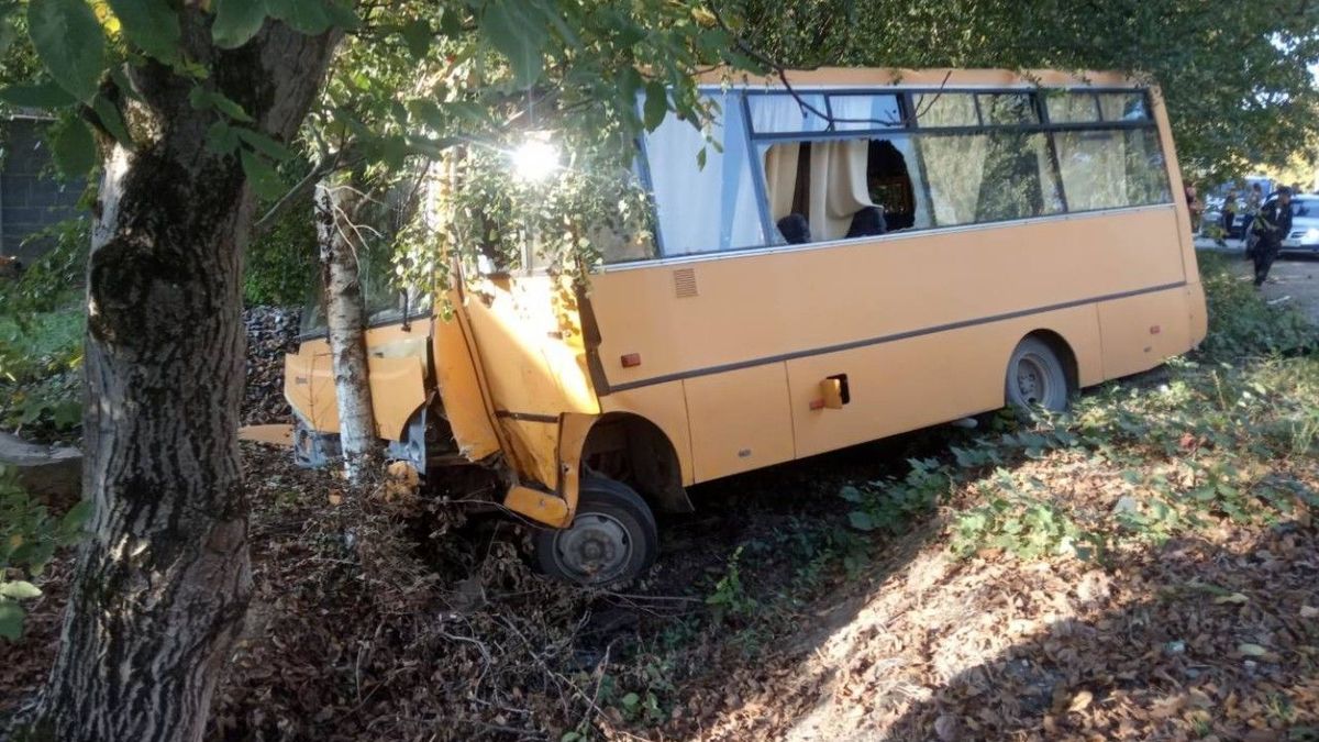 На Закарпатті легковик потаранив шкільний автобус - Україна новини - 24 Канал На Закарпатті легковик потаранив шкільний автобус - Україна новини - 24 Канал