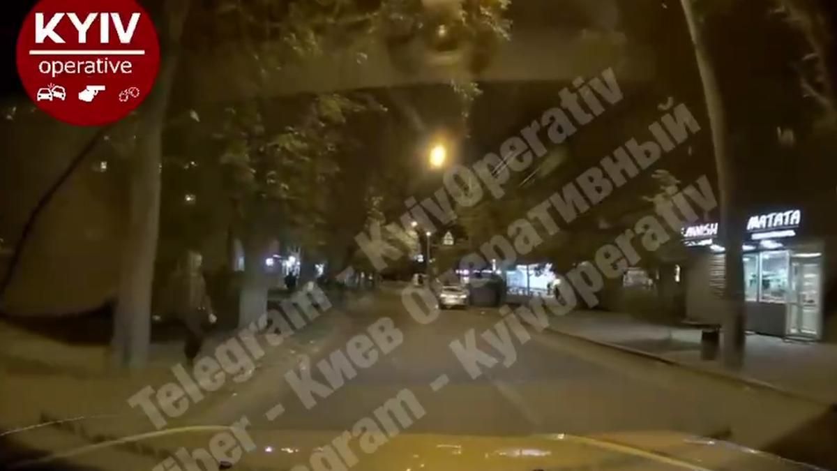 На Соломенке в Киеве мужчина на спор прыгнул на капот ехавшей машины