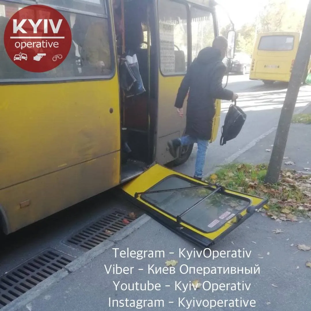 У маршрутки №509 в Києві відпали двері, вони впали на зупинку