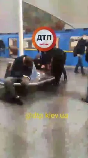 На метро Теремки поранили чоловіка, у нього відкрилася кровотеча на нозі На метро Теремки поранили чоловіка, у нього відкрилася кровотеча на нозі