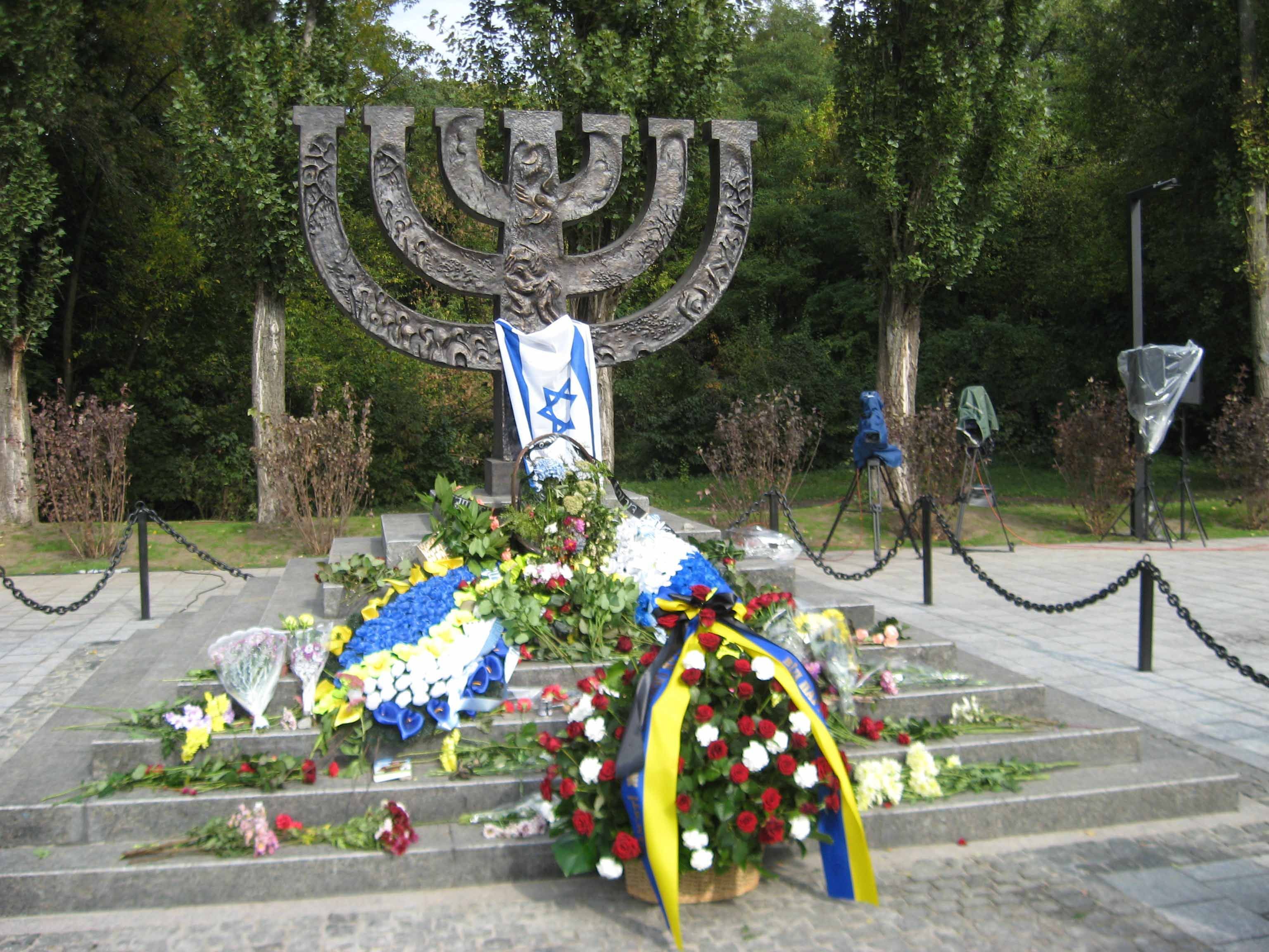 Цинічна сучасність: у Бабиному Яру працює тир, а забудовник зрізав хрести на місці розстрілу - Новини Києва - Київ Цинічна сучасність: у Бабиному Яру працює тир, а забудовник зрізав хрести на місці розстрілу - Новини Києва - Київ