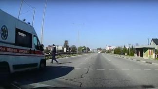 Відлетів на кілька метрів: неподалік Львова швидка збила чоловіка на пішохідному переході