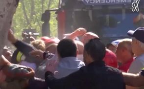 У Батумі витягнули дитину з машини, яку завалило через обвал: неймовірне відео порятунку