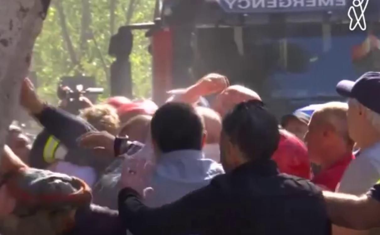 У Батумі витягнули дитину з машини, яку завалило через обвал: неймовірне відео порятунку - Грузія новини - 24 Канал У Батумі витягнули дитину з машини, яку завалило через обвал: неймовірне відео порятунку - Грузія новини - 24 Канал