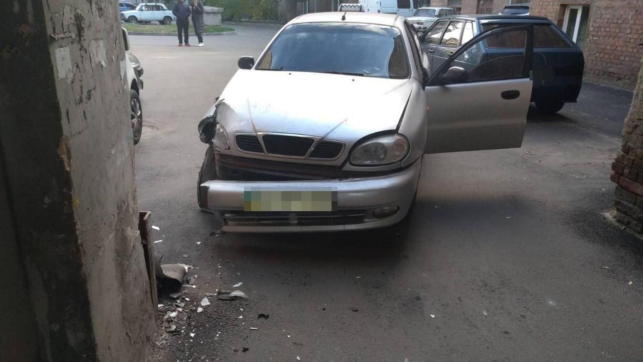 Таксист загадково помер за кермом: у Харкові некероване авто з пасажиром влетіло в стіну - 24 Канал