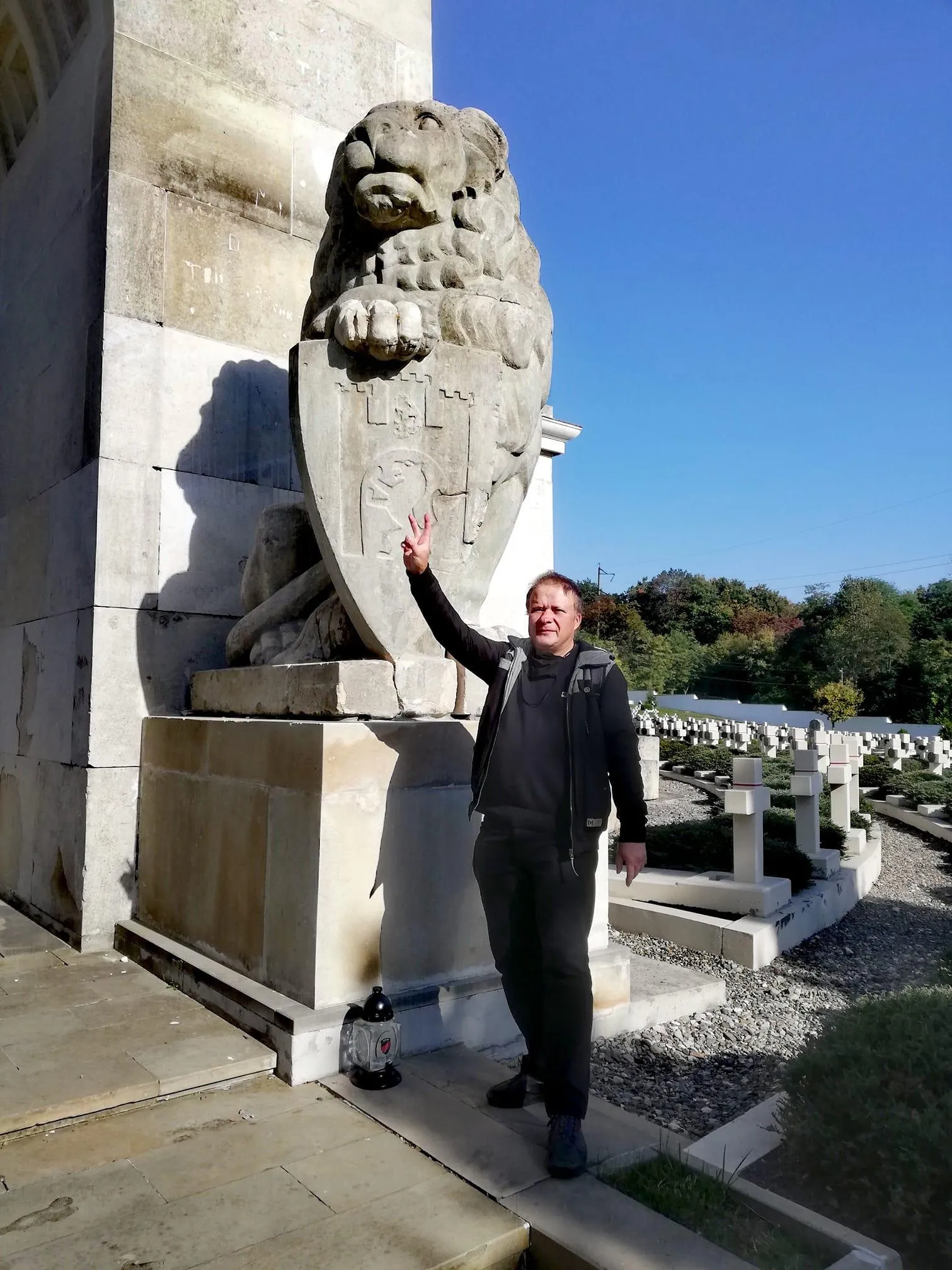 Сильний вітер зірвав накриття зі скандальної скульптури лева на польському меморіалі у Львові