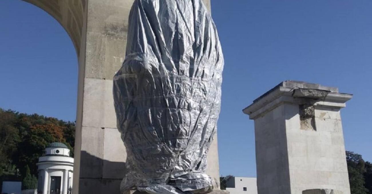 Со скандальной скульптуры льва на польском мемориале во Львове сильный ветер сорвал накрытие