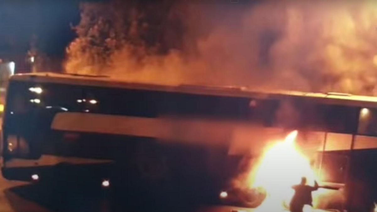 У Польщі на ходу спалахнув автобус з українцями: моторошне відео - Україна новини - 24 Канал