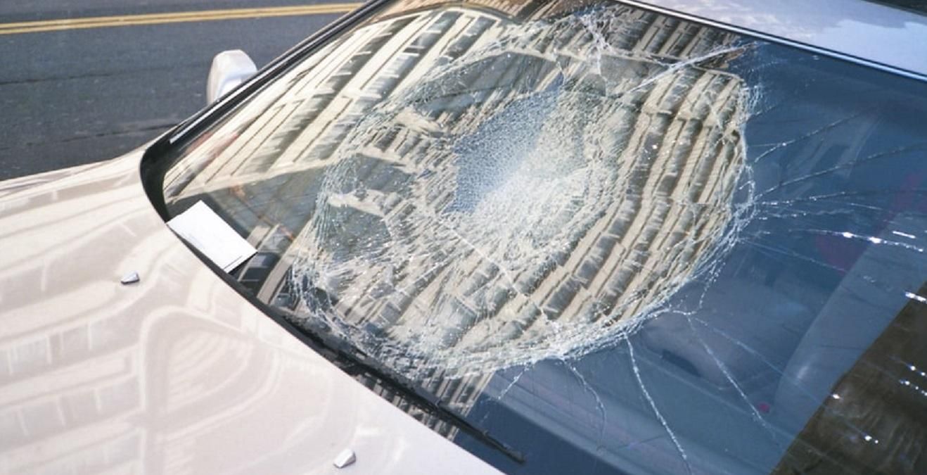 Пьяный украинец в Польше забросала камнями чужое авто