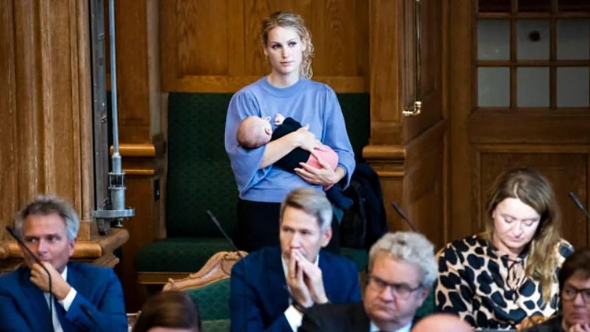 В Дании депутатку попросили покинуть заседание парламента, потому что она пришла с ребенком