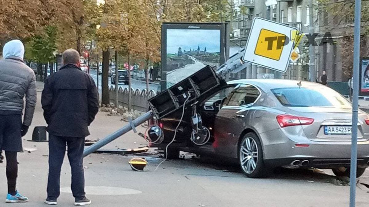 Вилетіли на тротуар і збили світлофор: іноземці влаштували ДТП в Харкові - Свіжі новини Харкова - 24 Канал Вилетіли на тротуар і збили світлофор: іноземці влаштували ДТП в Харкові - Свіжі новини Харкова - 24 Канал