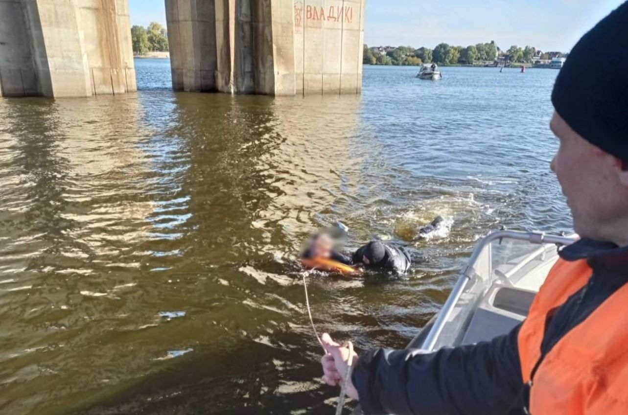 Впав з Південного мосту: у Києві врятували чоловіка, який ледь не потонув у Дніпрі - Новини Київ - Київ