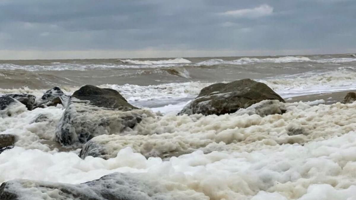 Красивые последствия шторма: пляжи Азовского моря покрыло густой пеной