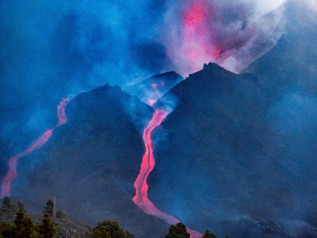 Извержение вулкана на Канарах вызвало землетрясения и молнии