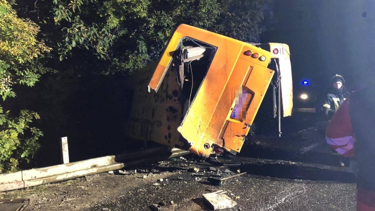 Грузовик врезался в рейсовый автобус в Одесской области: 2 пассажира погибли Грузовик врезался в рейсовый автобус в Одесской области: 2 пассажира погибли