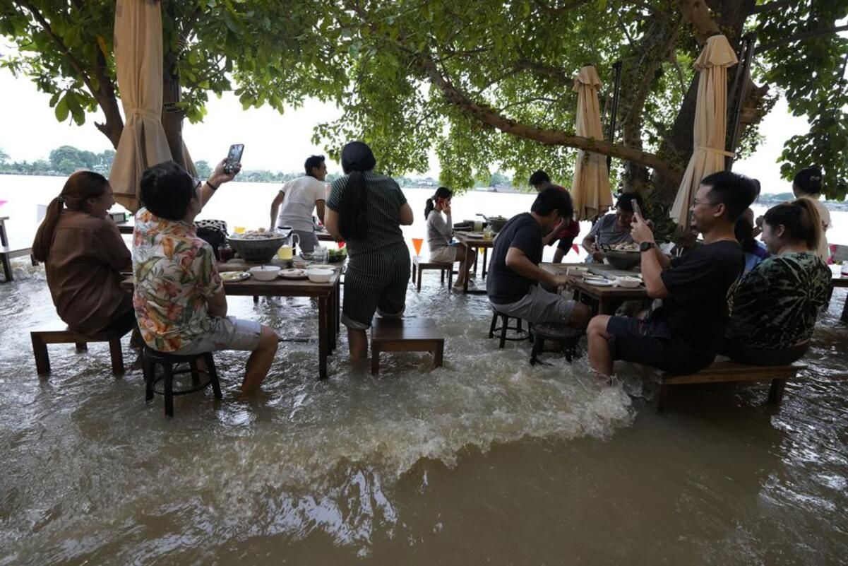 По колено в воде: в Таиланде заработал необычный ресторан